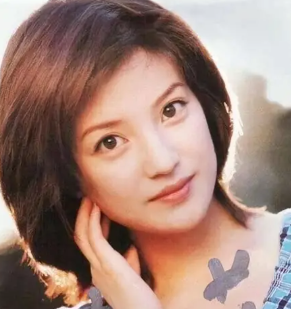 突传3个坏消息才仨月，赵薇近况曝光，一点不意外，黄晓明说得对