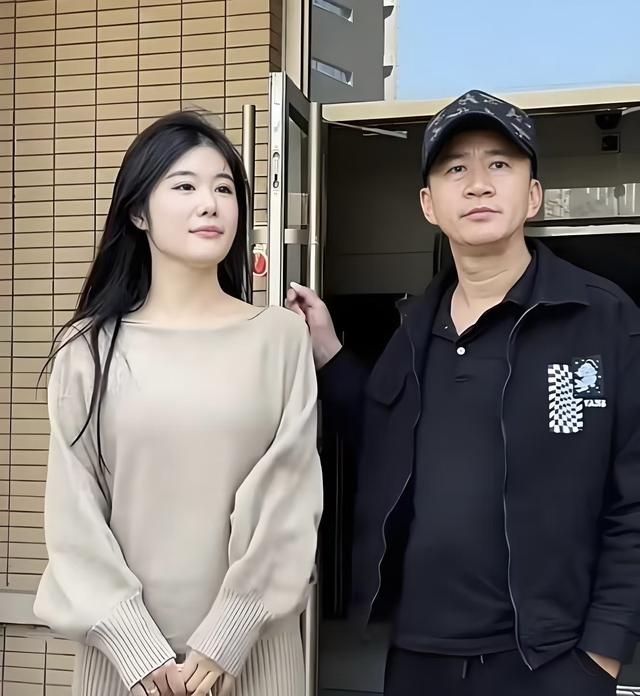 有名演员无戏可拍，回老家摆摊卖炒面，张颂文一句话揭开内娱真相