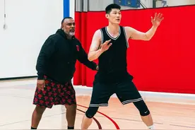 惊喜！胡金秋出国康复训练，聘用阿联曾经训练师，强度太大扶膝盖图片