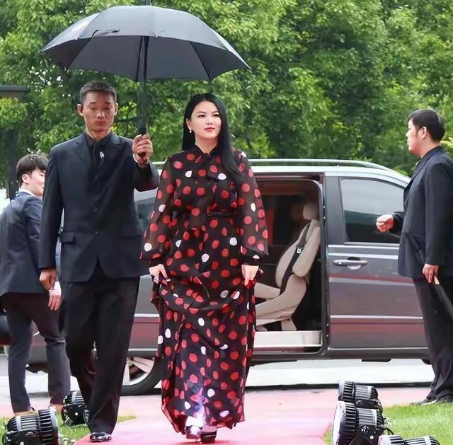 税务问题被曝不到1天，李湘再迎3大噩耗	，“底裤	”被扒的干干净净