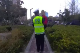 群众“捡”到男娃 警民接力寻家人图片