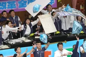 曾朝韩国瑜丢垃圾，民进党喊朝野该对话 陈挥文轰：想对话就对话想乱就乱？图片