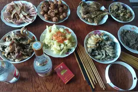 退休以后，别人给你递烟时，最掉价的4种行为，年过60的人要知道图片