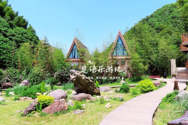浙江宁波的山间古村，特色民宿藏在树林之中，溪水中流成玩水胜地