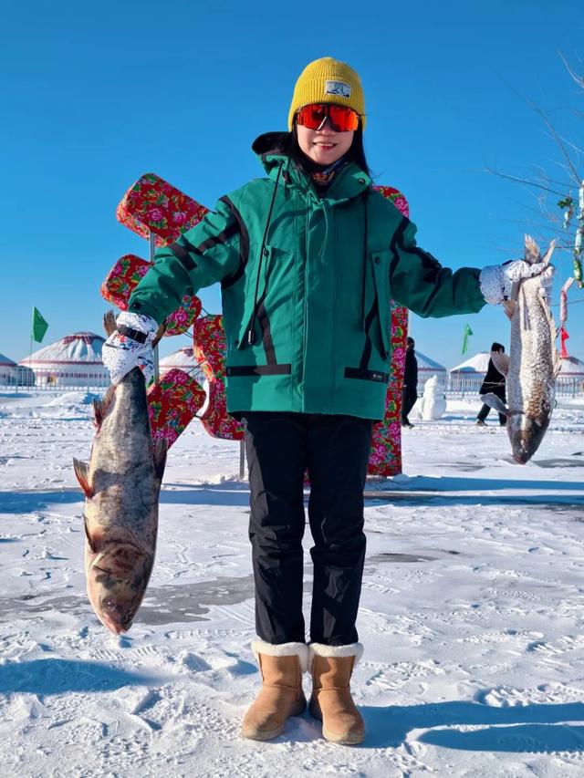 适合冬游的冰雪小城，和本地人冰湖捕鱼、雪地骑马，鱼肉吃到撑！
