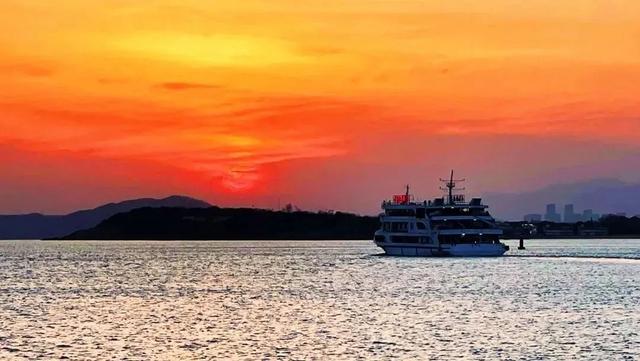 “黄金＋蓝调”夏日限定组合！在奥帆感受双重浪漫的海洋情书
