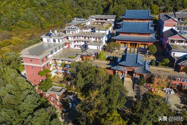 《徐霞客游记》中两次提及的报恩寺就在大理鸡足山上，但路况堪忧