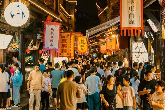 宜宾冠英古街秋假遛娃指南：非遗扎染、燃面研学、江边喂鱼，一站式玩透！