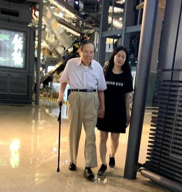 没想到，杨振宁去世后	，49岁妻子翁帆，竟因一个动作实现口碑暴涨