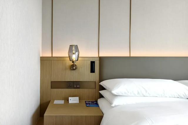 厦门这家新开业的万怡，泳池堪比W！就在五缘湾对面，海景绝了