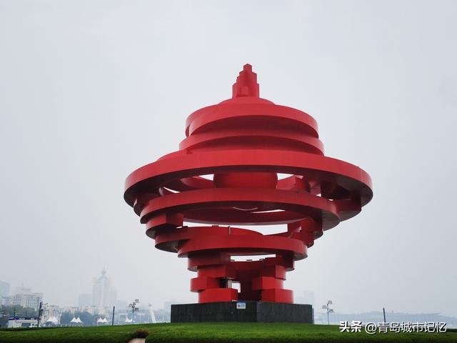 五四广场“五月的风”大型雕塑，最顶端像什么呢？