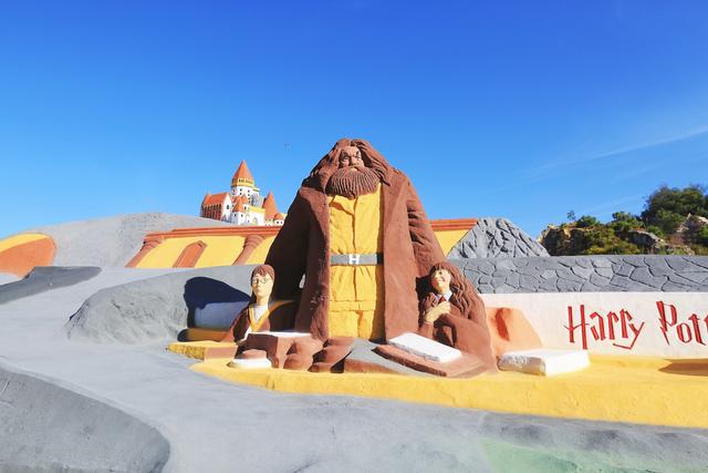 云南曲靖彩色沙林，一处凝固的彩虹秘境，漫步亿万年的时空隧道