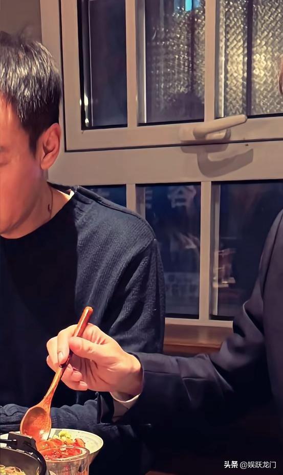 辛柏青吃饭被偶遇，李乃文给他夹菜，瘦了老的不成样	，破碎感太强