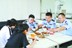 11年接力守护，这对姐弟有许多穿着警服的亲人图片