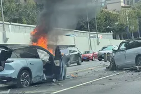 蔚来官方回应ES6与零跑相撞后起火：车门自动解锁，门把手弹出图片