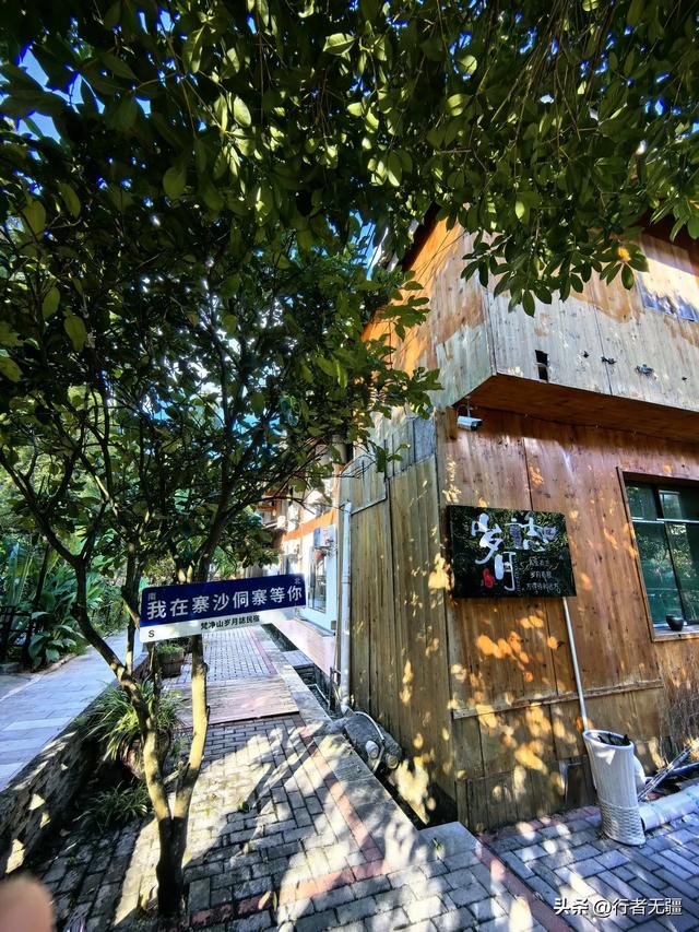 梵净山下寨沙行：八月午后的吊桥与侗家烟火