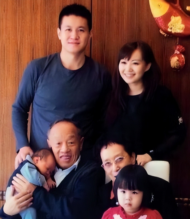 他是前外交部部长之子，娶了阎维文女儿，却选择独自创业自力更生
