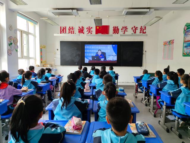 同上一堂科学课：航天英雄杨利伟点燃青海学子航天梦