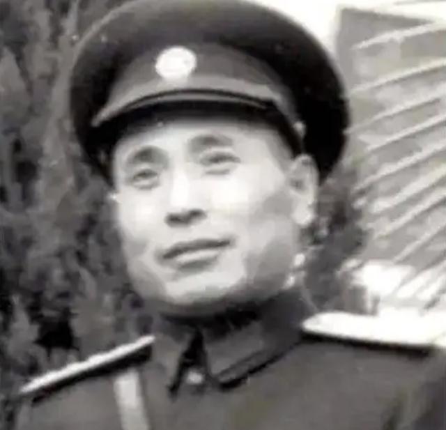 他带八个团加入八路军，1955年仅授大校，去世后百位将军为他送行