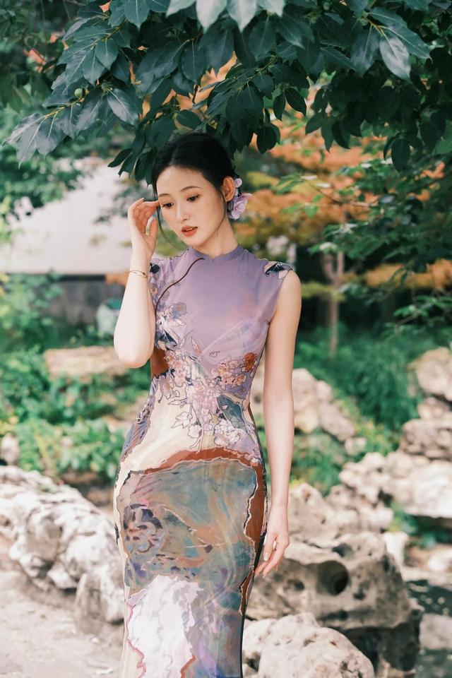 演员刘玮婷紫色旗袍写真，温婉动人