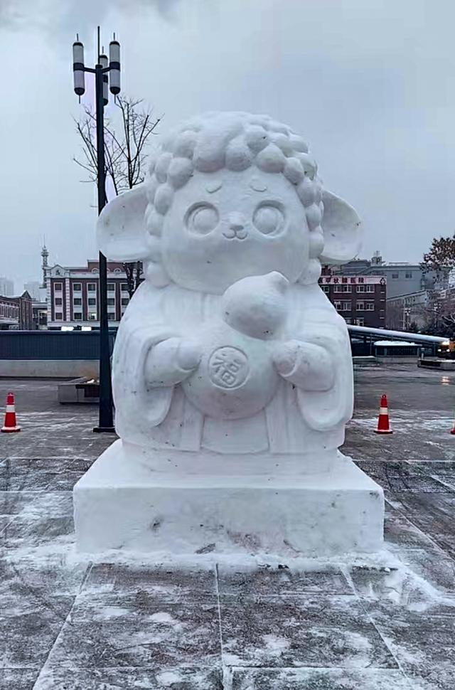 辽宁沈阳：沈阳火车站巨型雪人雪雕已成为市民与游人的热门打卡点