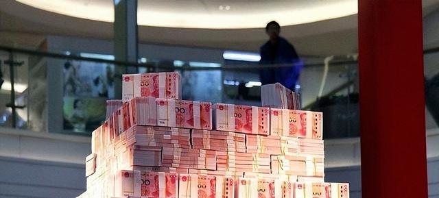 又揪出来一个大贪！金额达到9.7亿，首富夫人郝斌跨国逃亡失败了