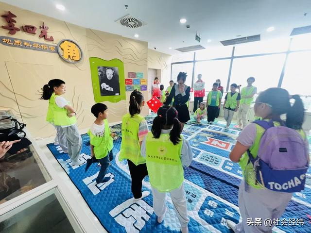 “探秘古生物 智趣共成长”：建邺多机构联合开展魔方趣味活动