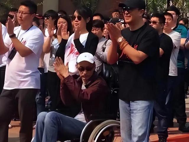 她是国家一级女演员，多次给丈夫戴绿帽，重病丈夫坐轮椅也不离婚