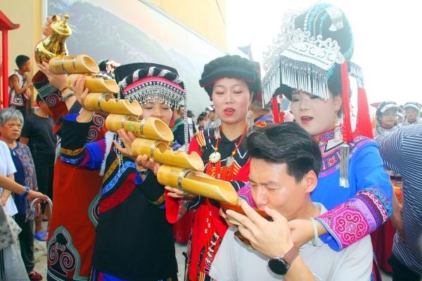 古蔺石屏镇举行彝族火把节 三天盛宴点燃民族豪情