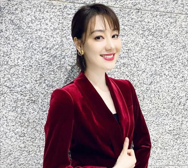 讨好大佬陪睡上位？遭央视“开除”？曾是央视女主持谣言有多离谱