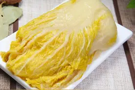 腌酸菜，只放盐是外行，牢记3个窍门，酸爽脆嫩，放1年不生花不烂图片