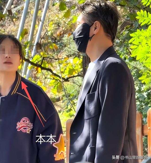 朱媛媛离世5个月，辛柏青寺庙露面，女儿扶着下楼，李乃文也在