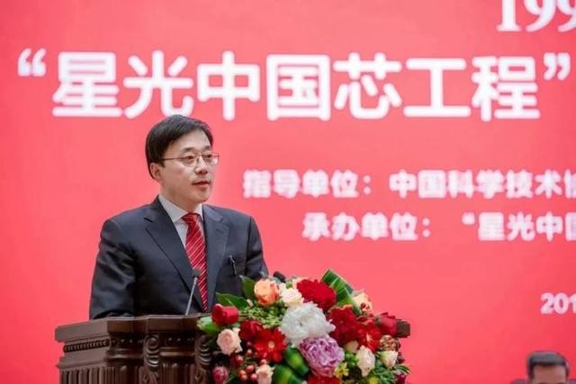 轮到美国被“垄断”了！“芯片之父”弃美回国，研发成果堪比核武