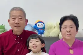 天赐父亲74岁创业，母亲整容年轻20岁，网友：说好的全球游呢图片