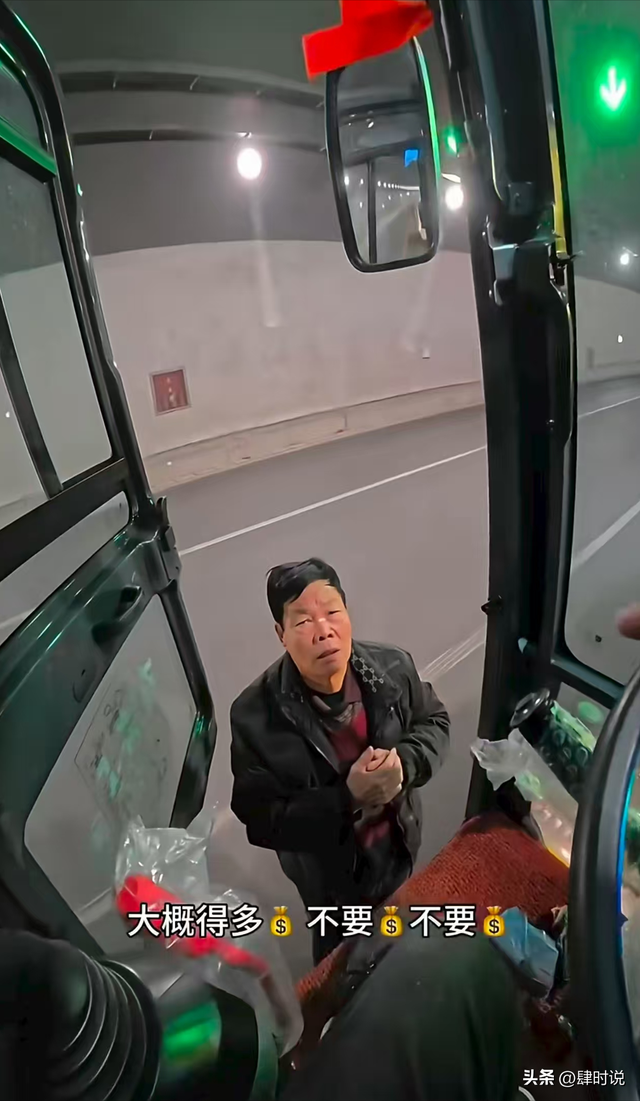 小伙开挖机去西藏，318帮助无数人脱困，却因收1000块被网友诟病