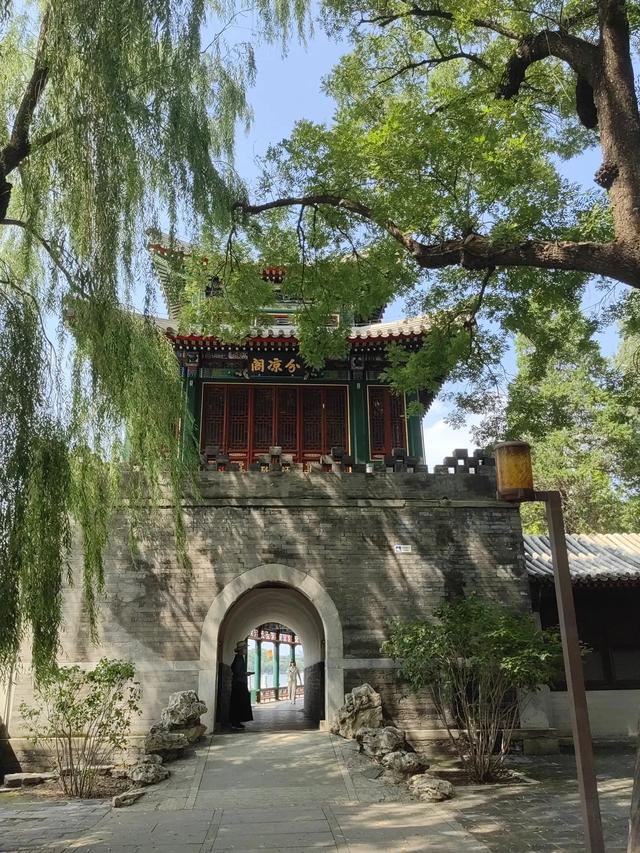 北京北海公园：五朝皇家园林！核心景区琼华岛周边美景。