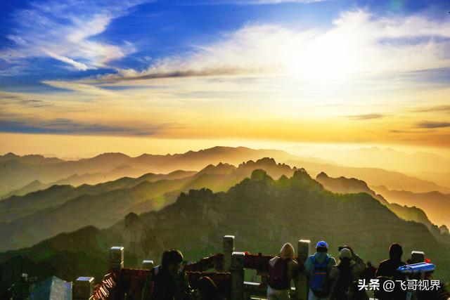 那一刻，金顶披霞