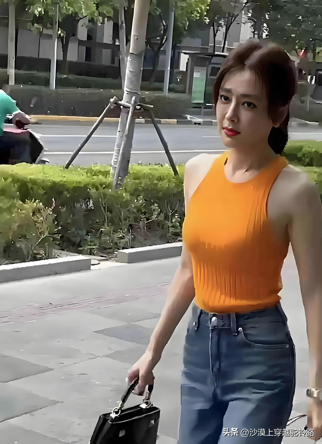 太惊艳了，街拍46岁的秦岚，胸很大，腰很细这身材谁能顶得住！