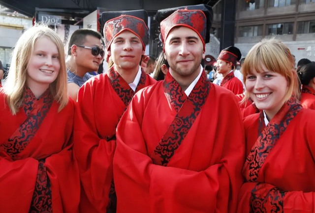 央视发文！五一假期刚结束，外国游客接连锐评中国，反应相当一致