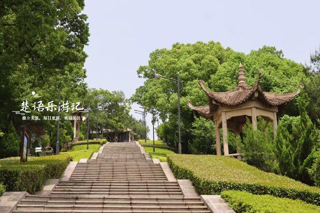 浙江绍兴曹娥江畔的古寺，黄墙黄瓦掩映在青山之间，幽静而美丽