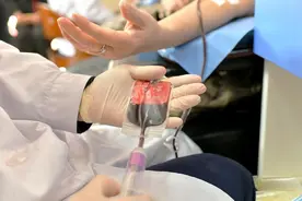 女子要求献血 300 毫升，却被采 400 毫升，献血站：难不成输回给你？图片