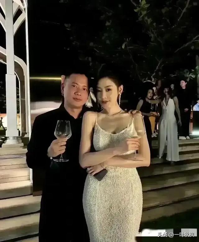 张天爱的胯，那才是货真价实的胯，难怪腰臀比会那么完美。