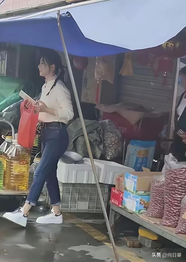 菜市场偶遇刘涛，她打扮朴素像普通大妈，岁月不饶人女神也老了