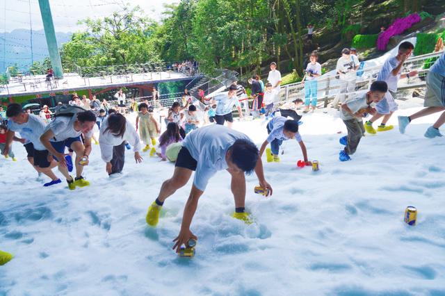 九皇山 0℃冰瀑戏雪遇万只流萤，重塑川渝避暑新标杆