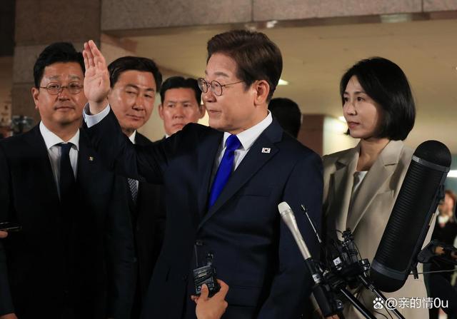 李在明刚抵美，美国就给下马威，先签3500亿文件，否则别见特朗普