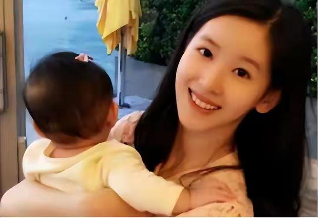 这次，在自嘲老婆面前没自信的刘强东身上，暴露了老夫老妻的尴尬