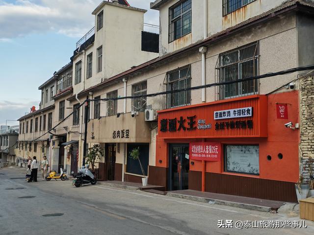 它是泰山下一个小众景点，一条700米巷子，人称泰安“小武康路”