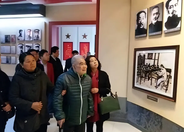 他误以为父亲是国军团长，53岁时被政府告知：你是红军首长的儿子