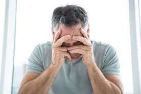 一动就“汗如雨下”，是身体不好吗？医生：4种异常出汗别大意图片