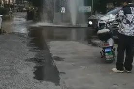 工程车意外压爆水管，各单位迅速联动恢复供水图片